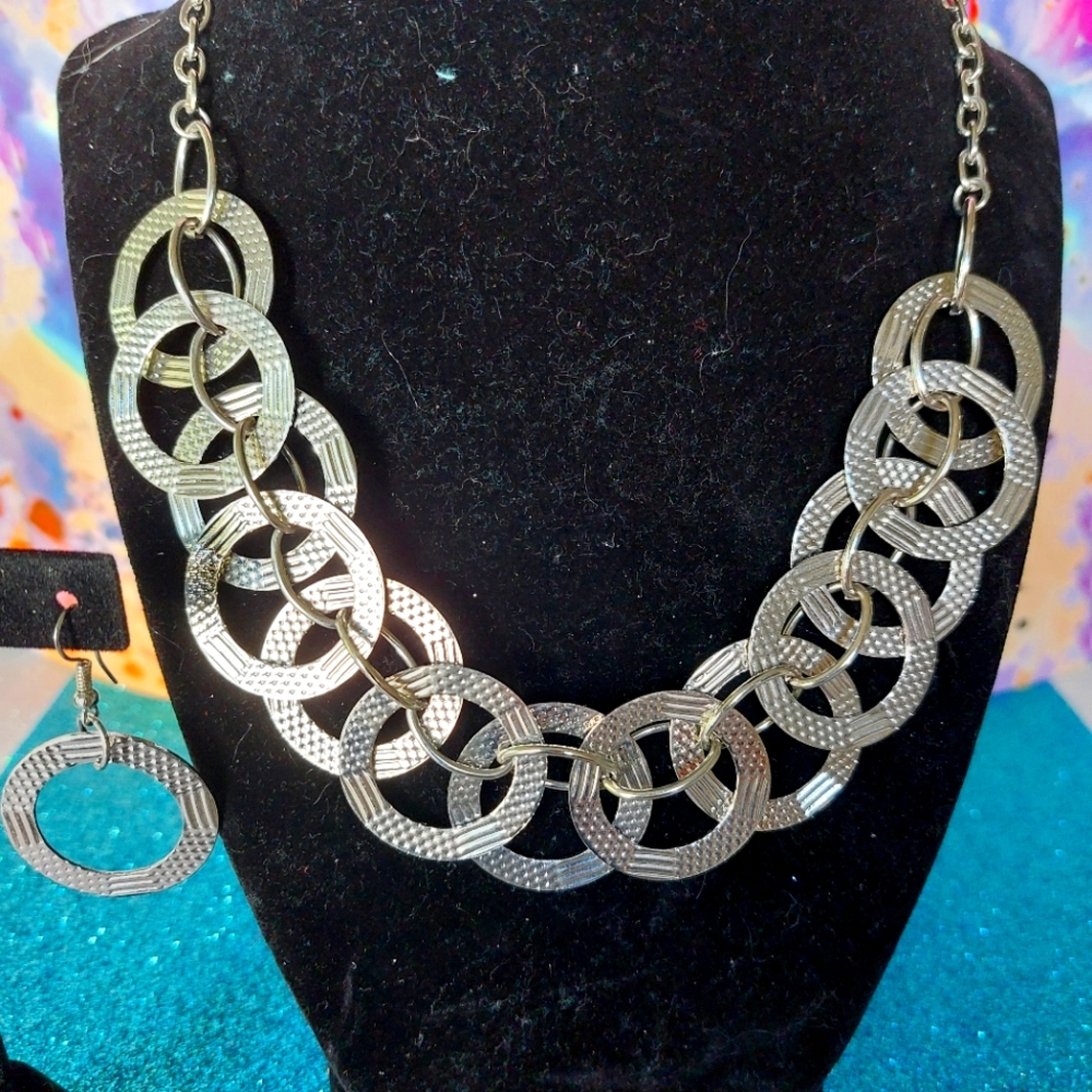 Paparazzi Etched Circle Necklace and Pierced Earrings Set